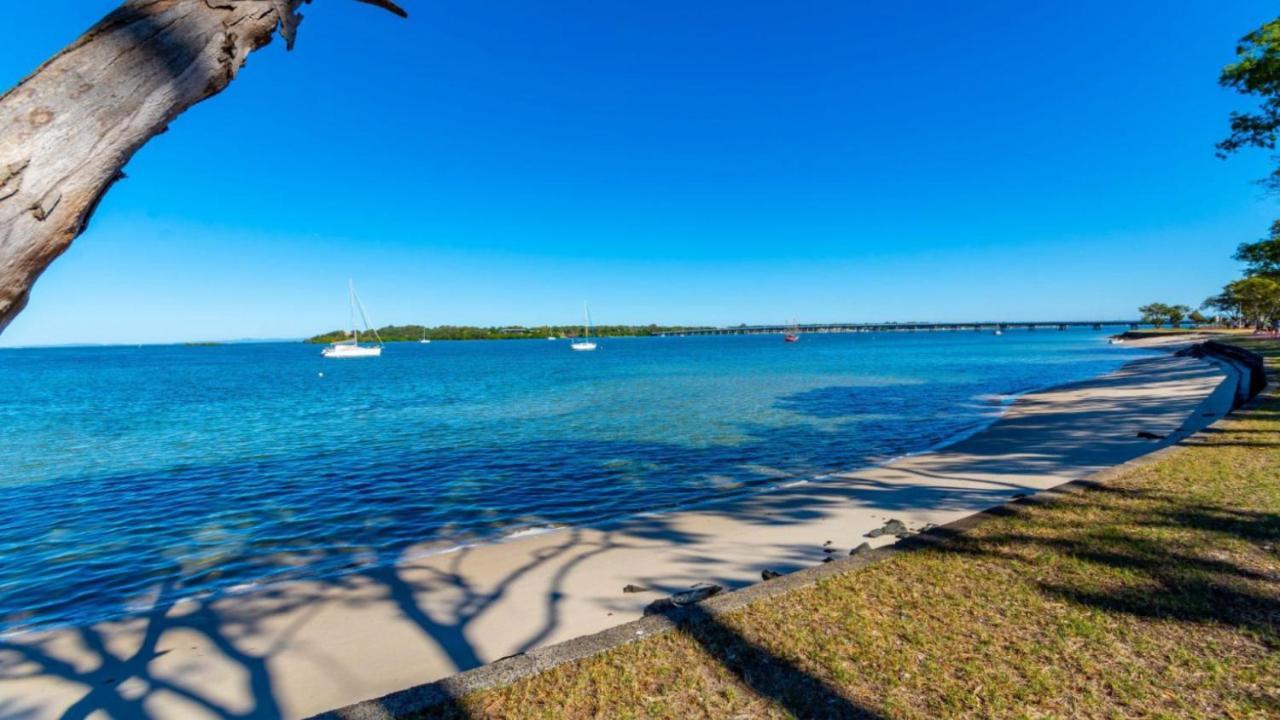 Large Family Waterfront Home With Room For A Boat - Welsby Pde, Bongaree Bellara Exterior photo