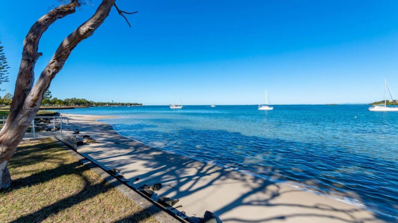 Large Family Waterfront Home With Room For A Boat - Welsby Pde, Bongaree Bellara Exterior photo