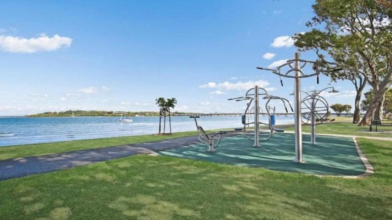 Large Family Waterfront Home With Room For A Boat - Welsby Pde, Bongaree Bellara Exterior photo